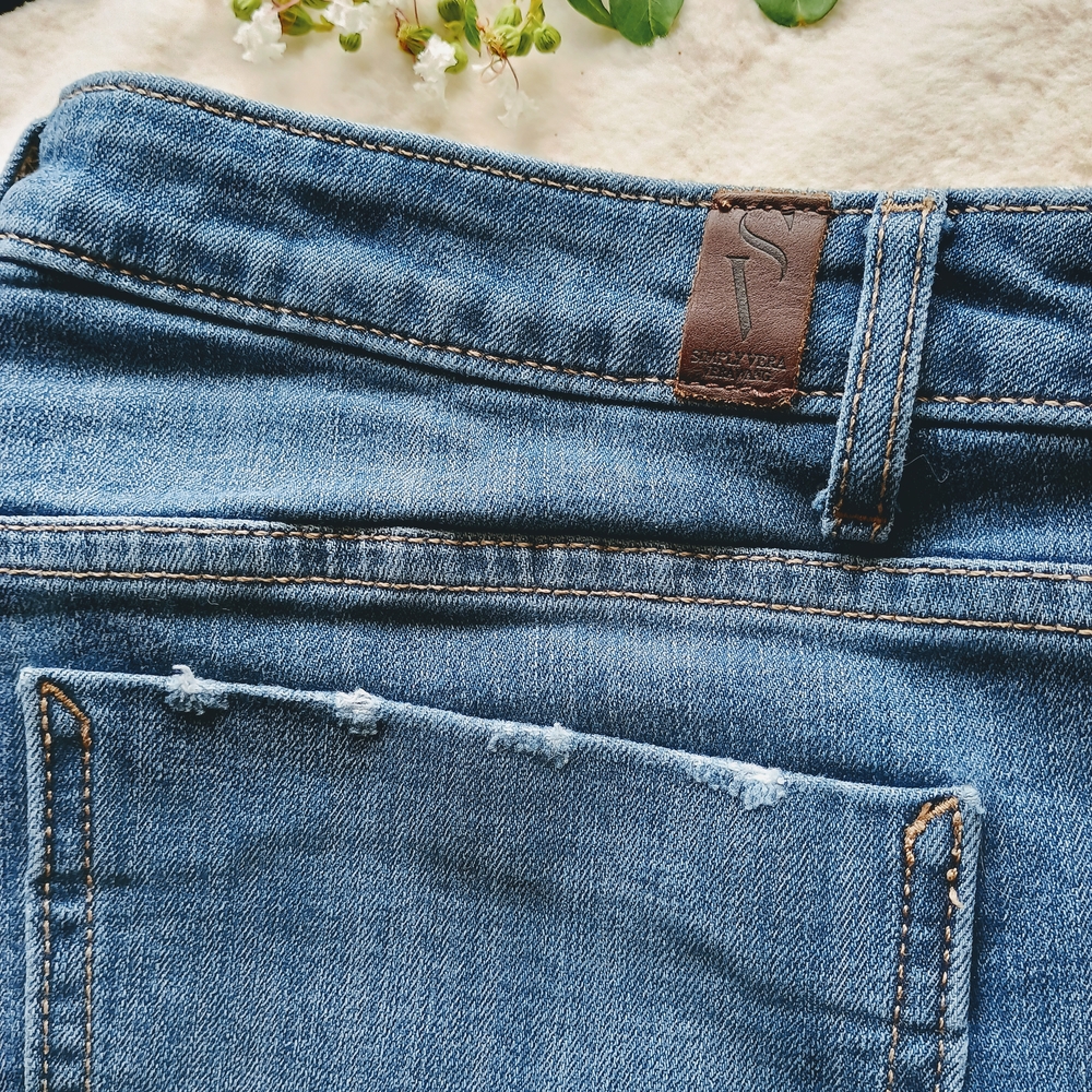 Simply Vera, Vera Wang mid-rise Capri jeans w floral embroidered embellishments - Picture 4 of 9